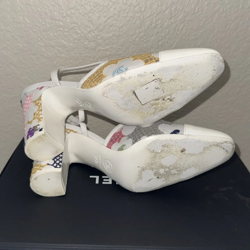 CHANEL 
Guipure Patent Embroidered Floral Cap Toe CC Slingback heels 37.5 White - Picture 7 of 8